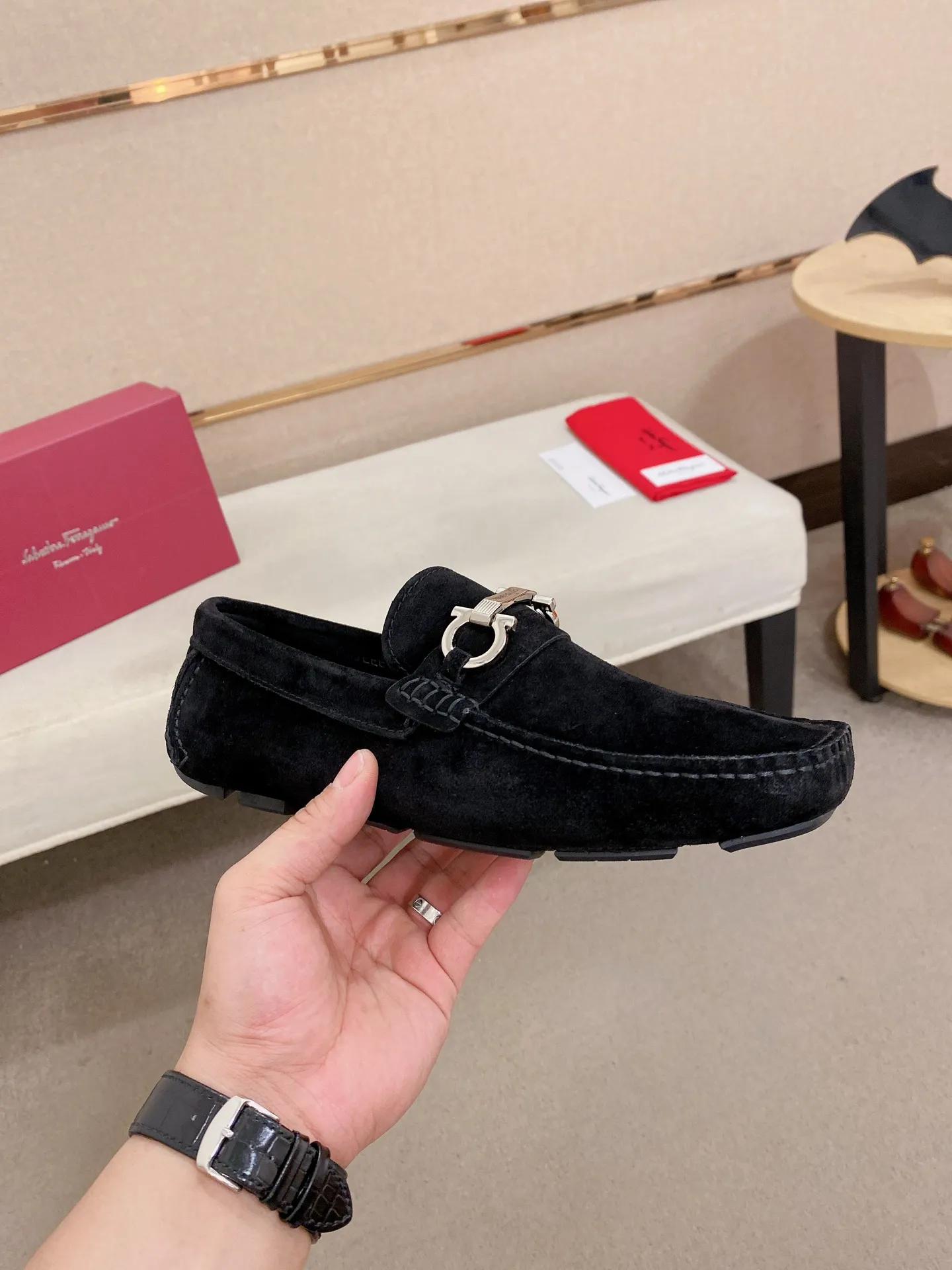 Men's shoes💰: 540💰High-end quality! Ferragamo🆕🆕Exclusive hot-selling products in stock🔥🔥New products on the shelves, high-quality Ferragamo men's pea shoes, high-end casual driving shoes, with complete packaging! 💪 💪 Material: imported Oxford cowhide 🐂 + imported high-quality water-dyed cowhide lining + wear-resistant outsole 👍🏻👍🏻 Features: high-end and comfortable, purely handmade 🚀 🚀 Create the perfect shoes that suit you best 🔥 🔥 Size: (38-44) 45 standard size can be customized!